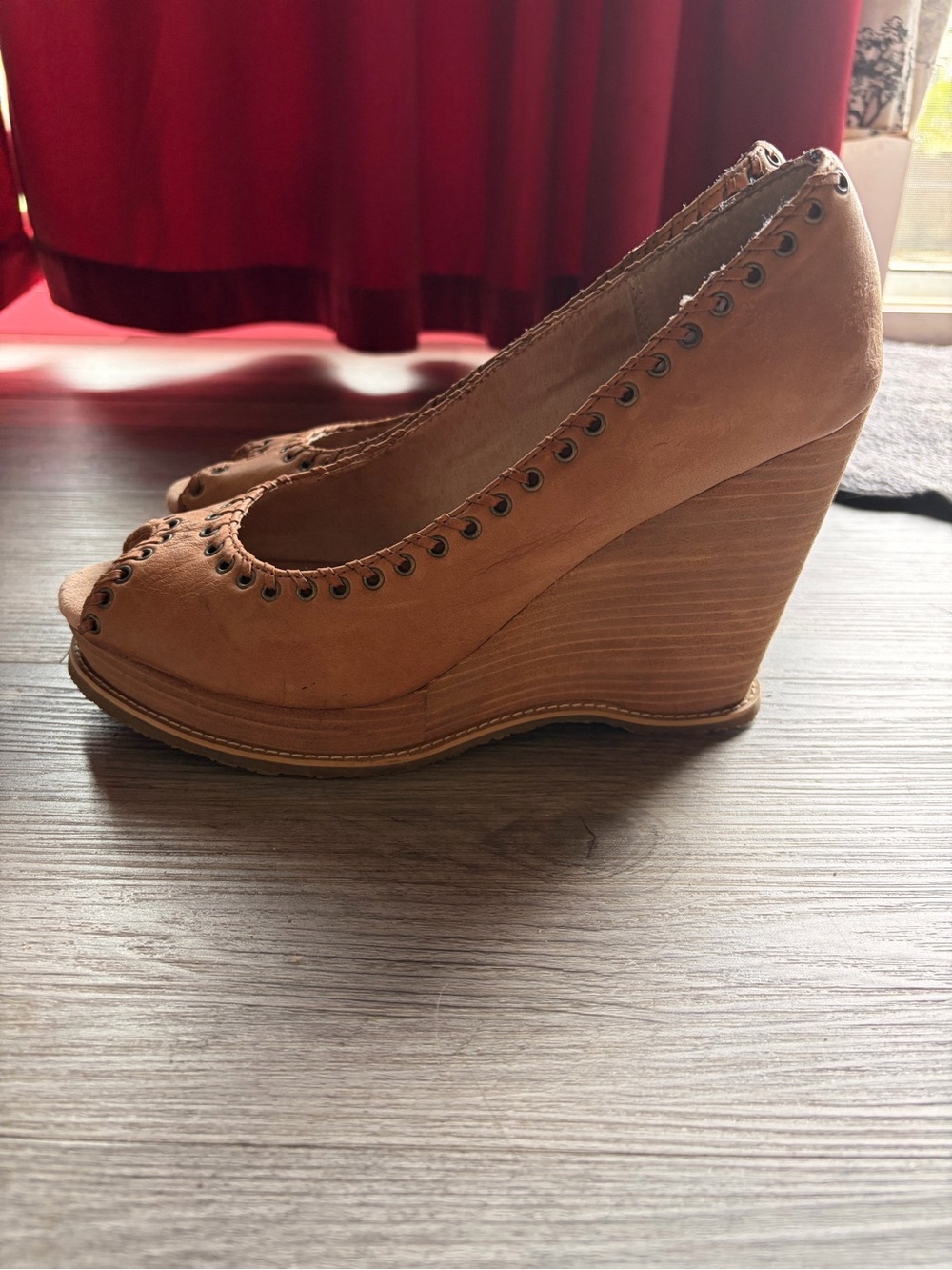 Seychelles  Y2K Tan Leather Wedge Peep-Toe Heels size 9